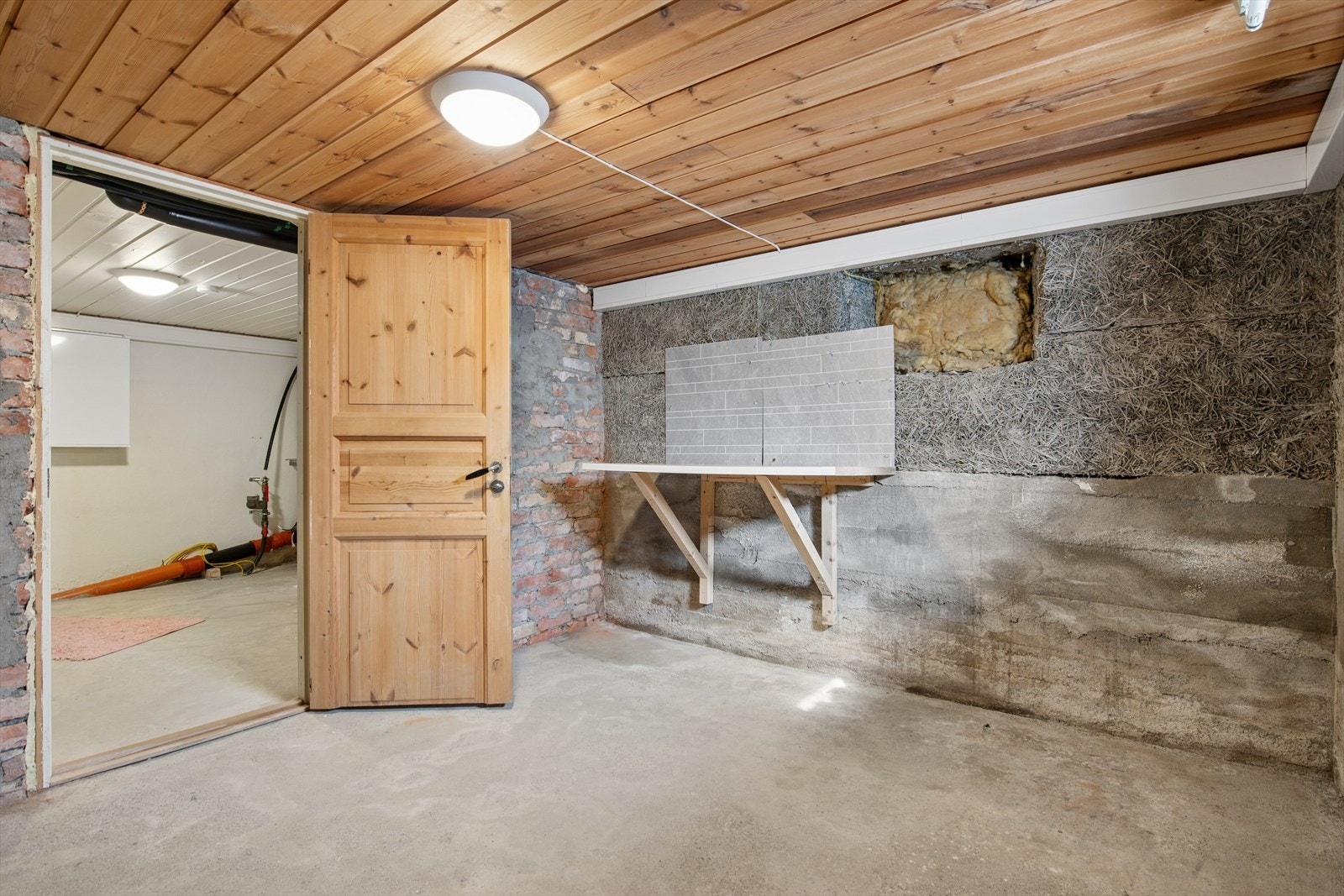 Kjelleren har gulv av betongdekke og pukk, og vegger av betong. Etasjen gir rikelig med lagringsplass. Galleribilde