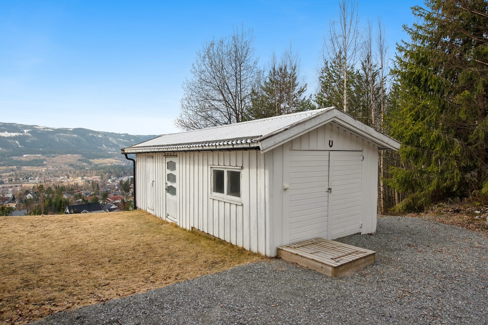 Frittstående uthus fra 1962 på 27 m², benyttet til lager og garasje. Galleribilde