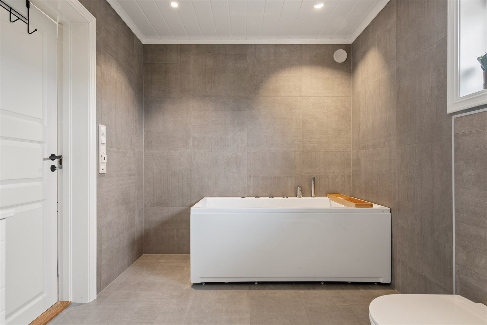 I tillegg til dusj har badet et badekar. Rommet har varmekabler i gulvet for økt komfort. Galleribilde