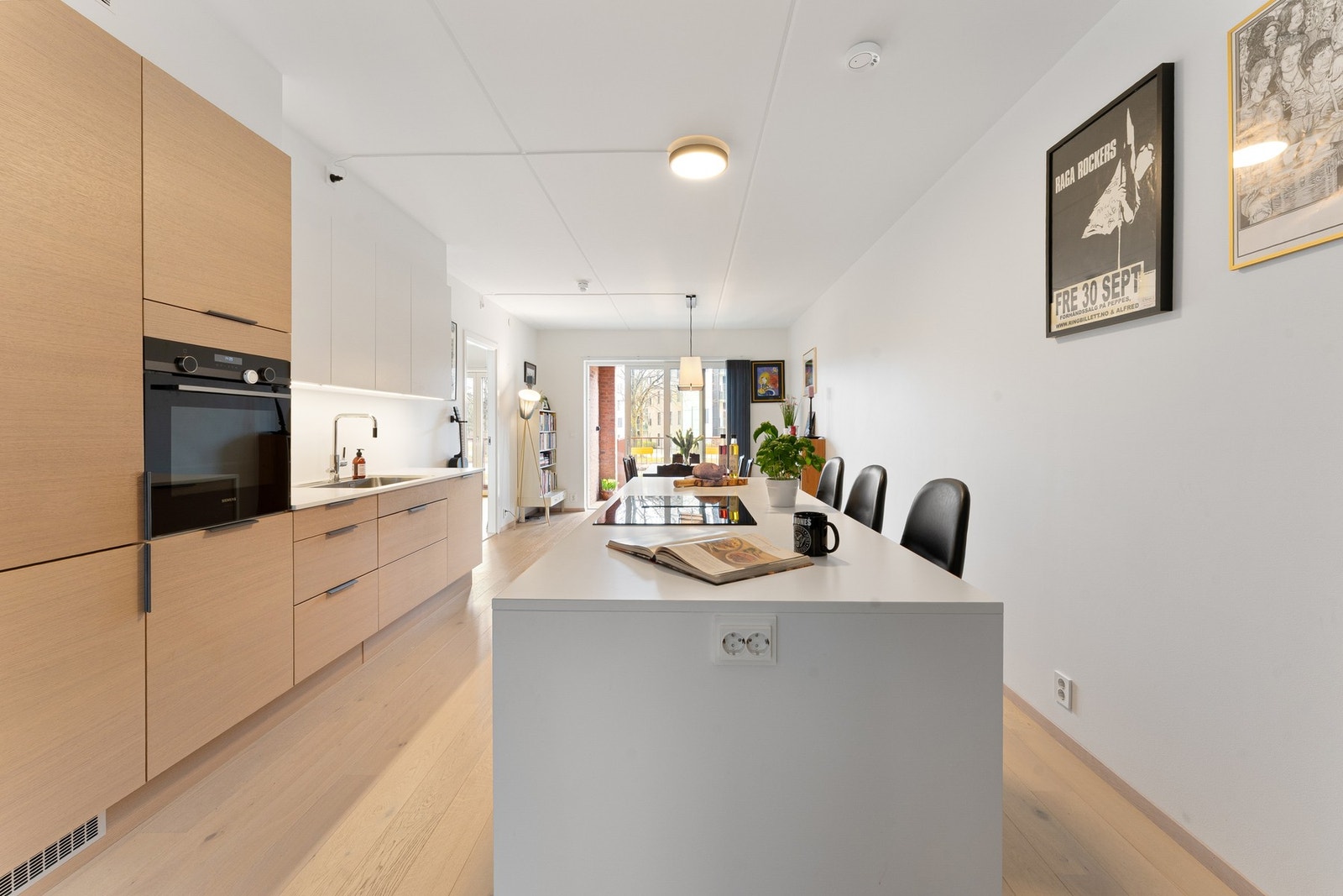 Velkommen til Nansenløkka 12 - en moderne og gjennomført 4-roms med familievennlig planløsning på attraktive Fornebu Galleribilde