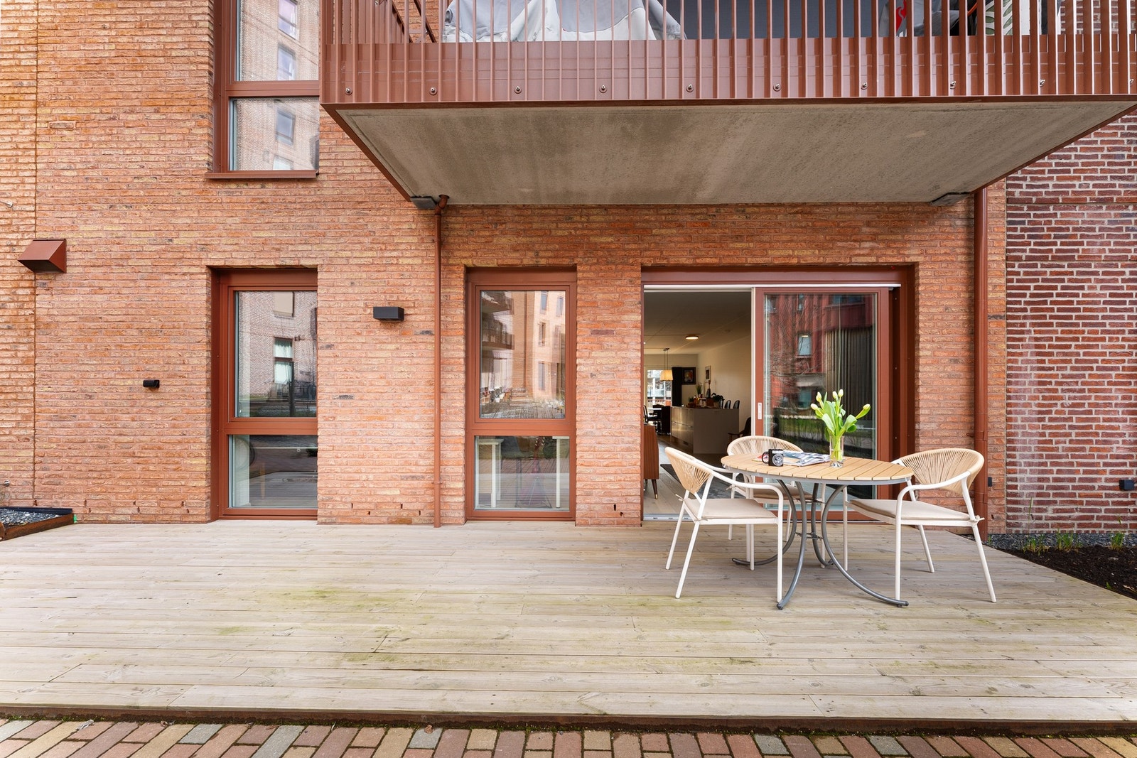Romslig terrasse med gode solforhold Galleribilde