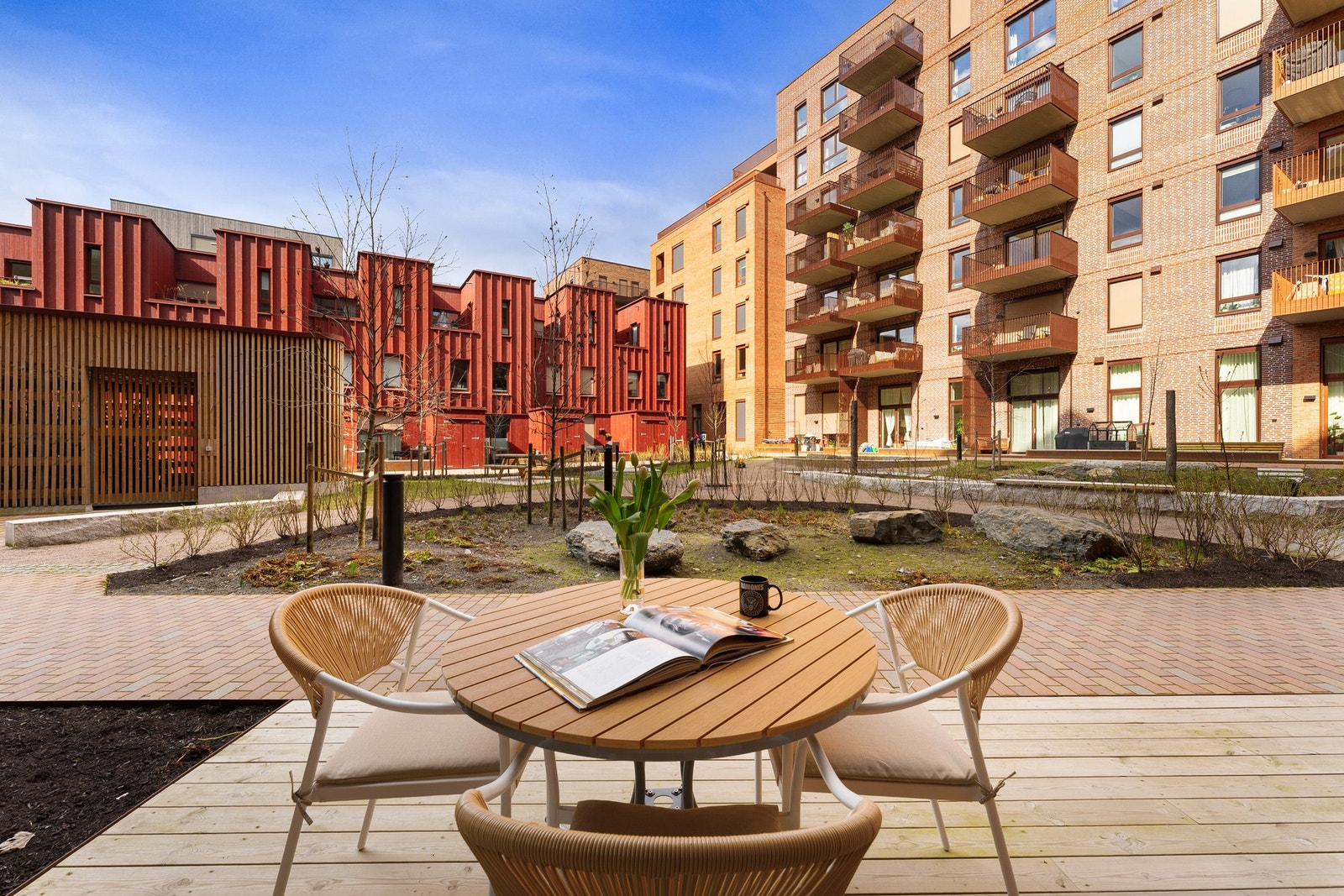 Terrasse med gode solforhold og plass til både spisegruppe og lounge Galleribilde