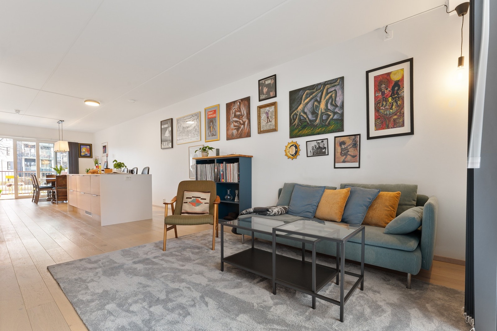 Stue med flere soner og fleksible innredningsmuligheter Galleribilde