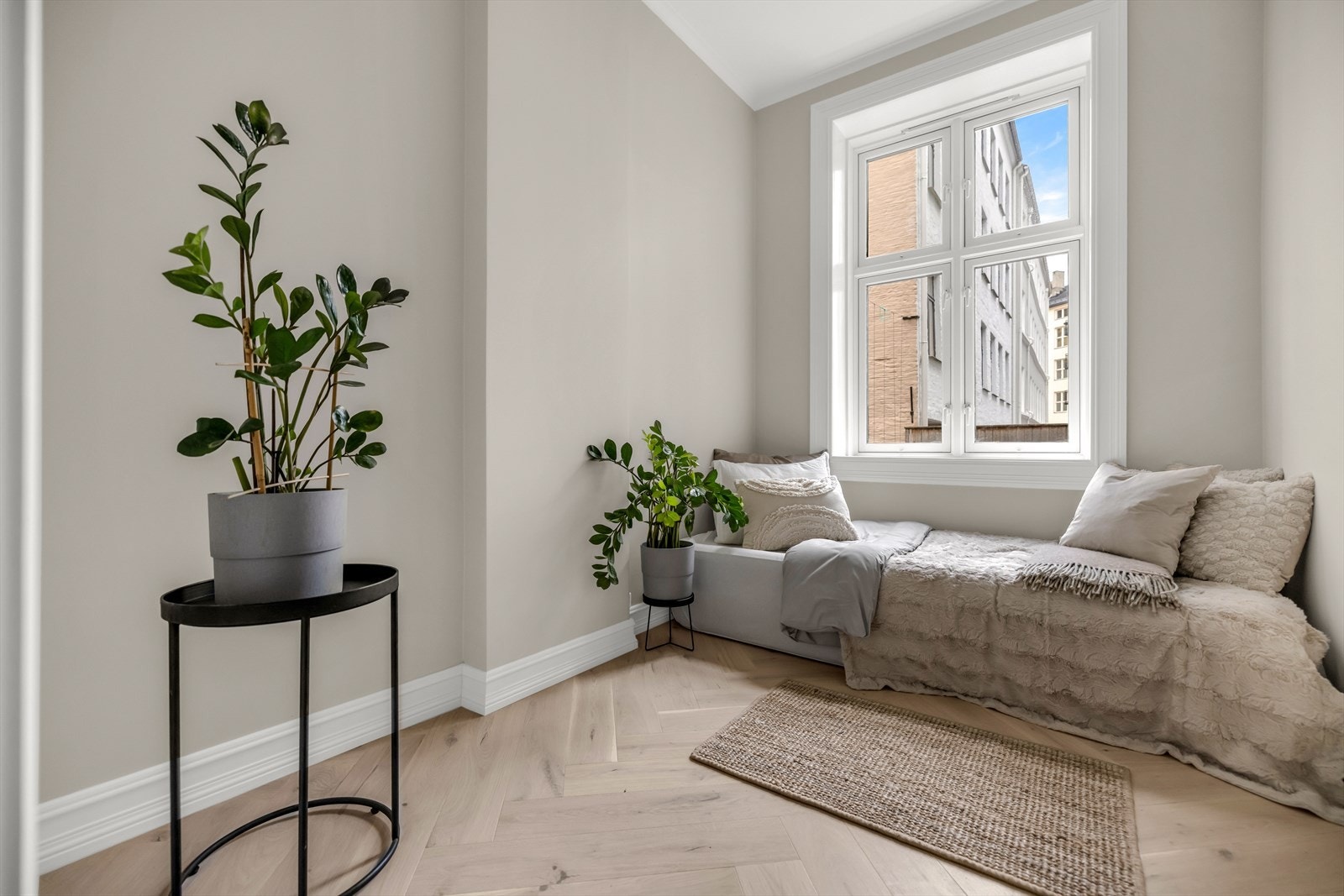 Soverom 2 er romslig og har plass til både seng og øvrige møbler. Det er et allsidig rom som passer perfekt som barnerom, gjesterom eller hjemmekontor, tilpasset dine behov. Galleribilde