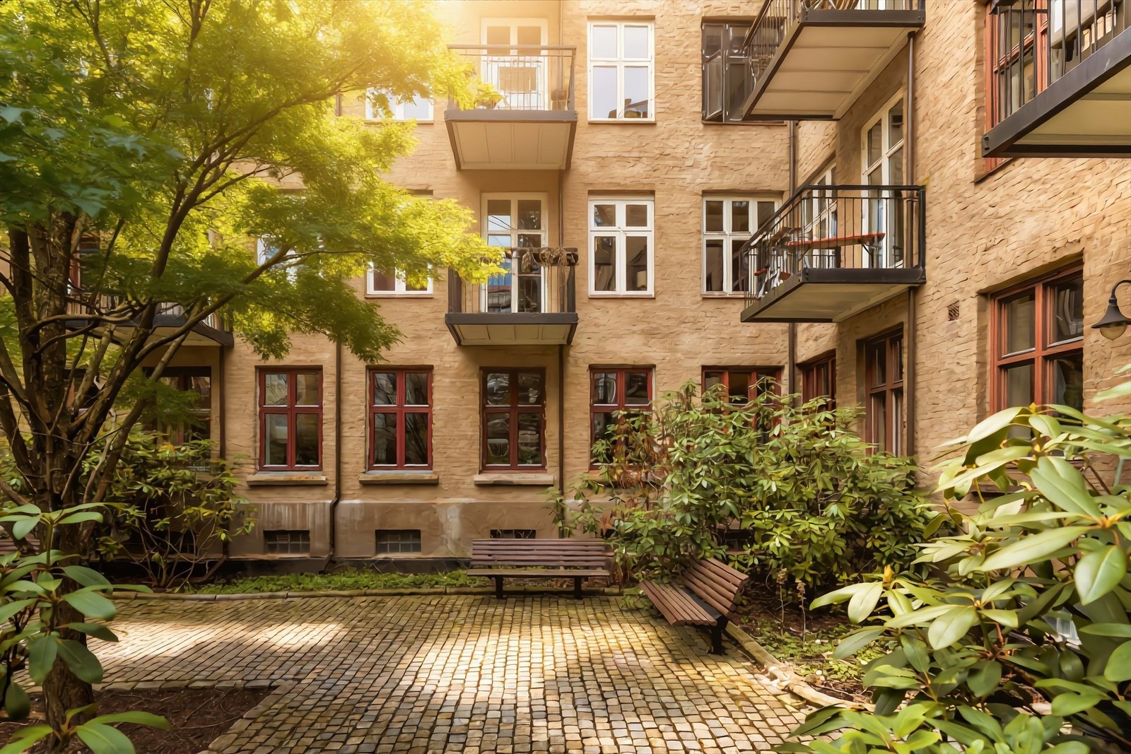 Bildet av bakgården er en redigert fremstilling (Photoshop/AI) og kan avvike fra faktisk utseende. Galleribilde