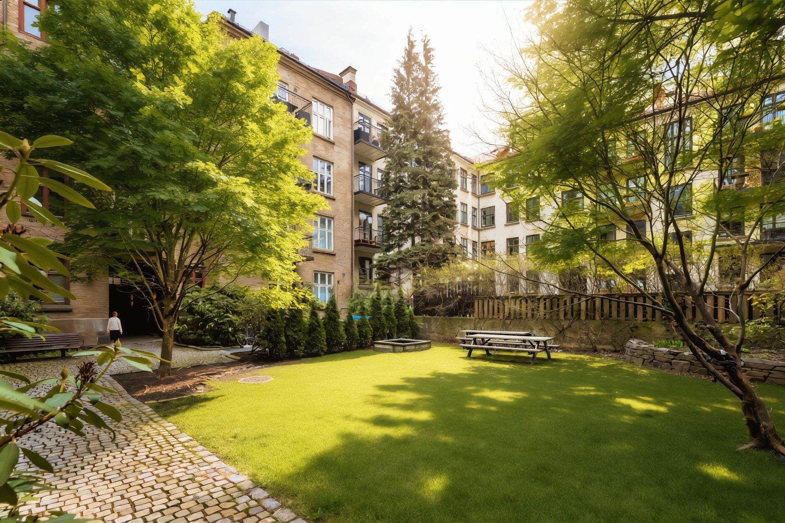 Bildet av bakgården er en redigert fremstilling (Photoshop/AI) og kan avvike fra faktisk utseende. Galleribilde