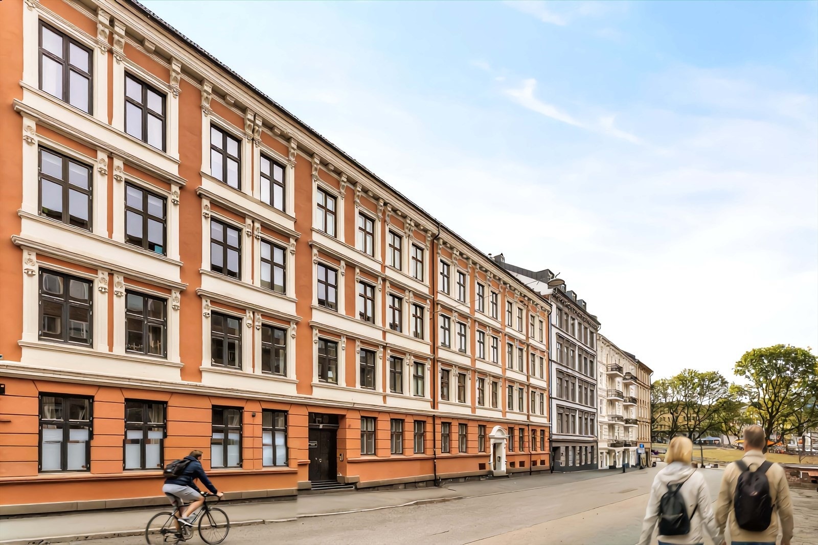 Leiligheten kombinerer en svært sentral beliggenhet med rolige og skjermede omgivelser. Galleribilde