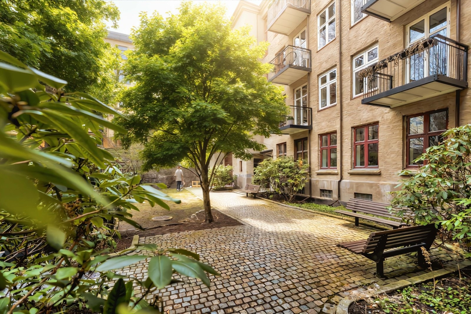 Bildet av bakgården er en redigert fremstilling (Photoshop/AI) og kan avvike fra faktisk utseende. Galleribilde