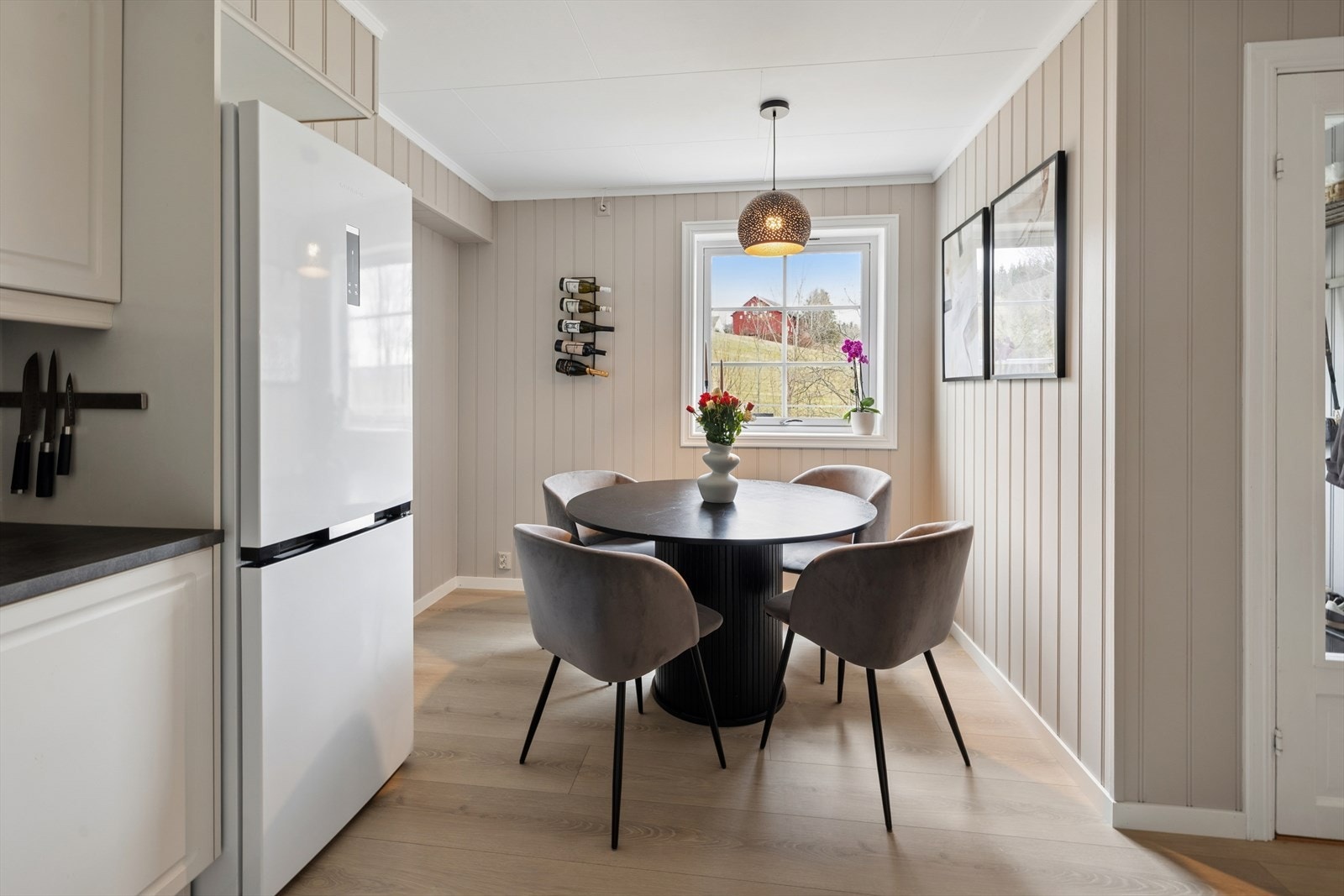 En naturlig samlingsplass i boligen med plass til både matlaging og sosialt samvær Galleribilde