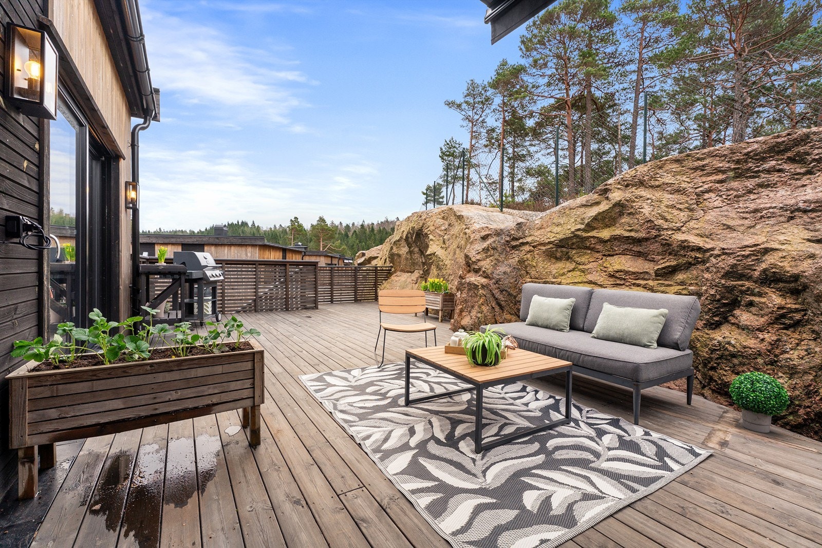 Lun og flott terrasse med utgang fra stue. Galleribilde