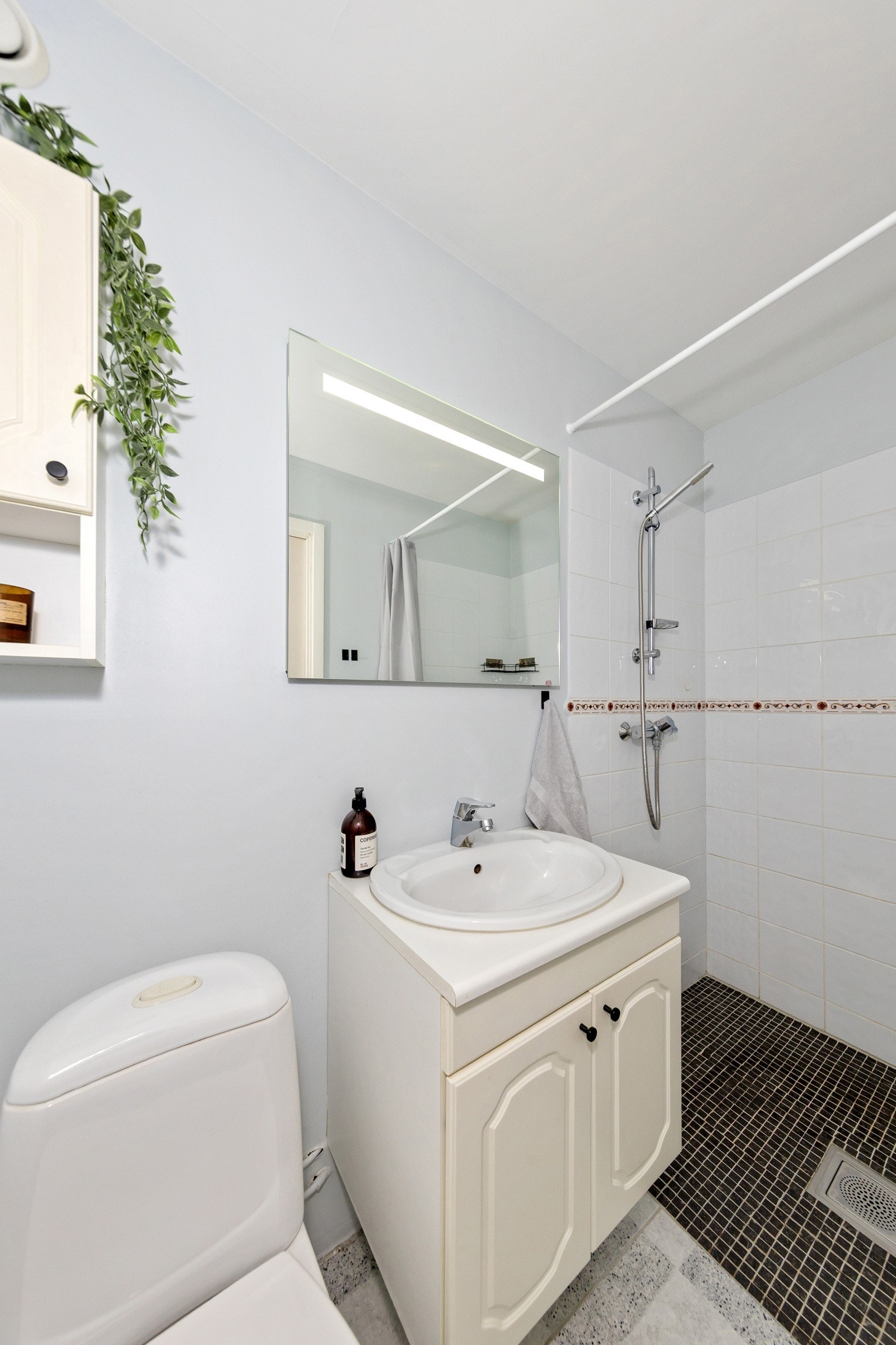 Badet har flislagt gulv med varmekabler Galleribilde