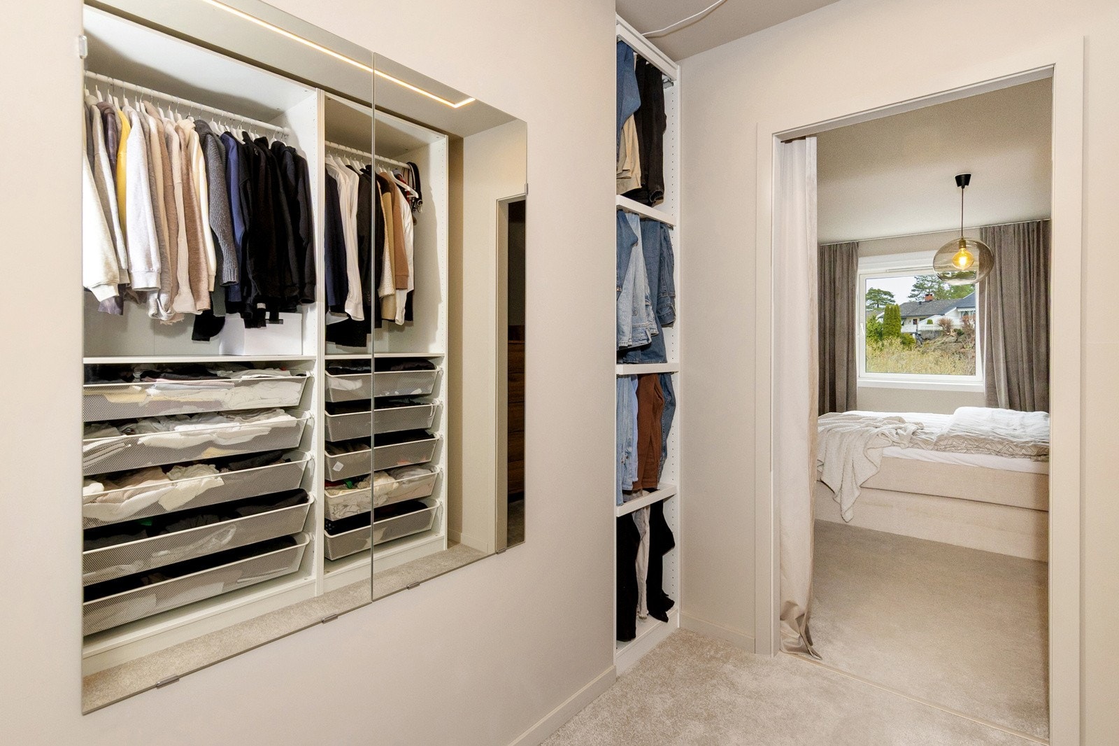 Romslig garderobe med PAX innredning fra IKEA Galleribilde