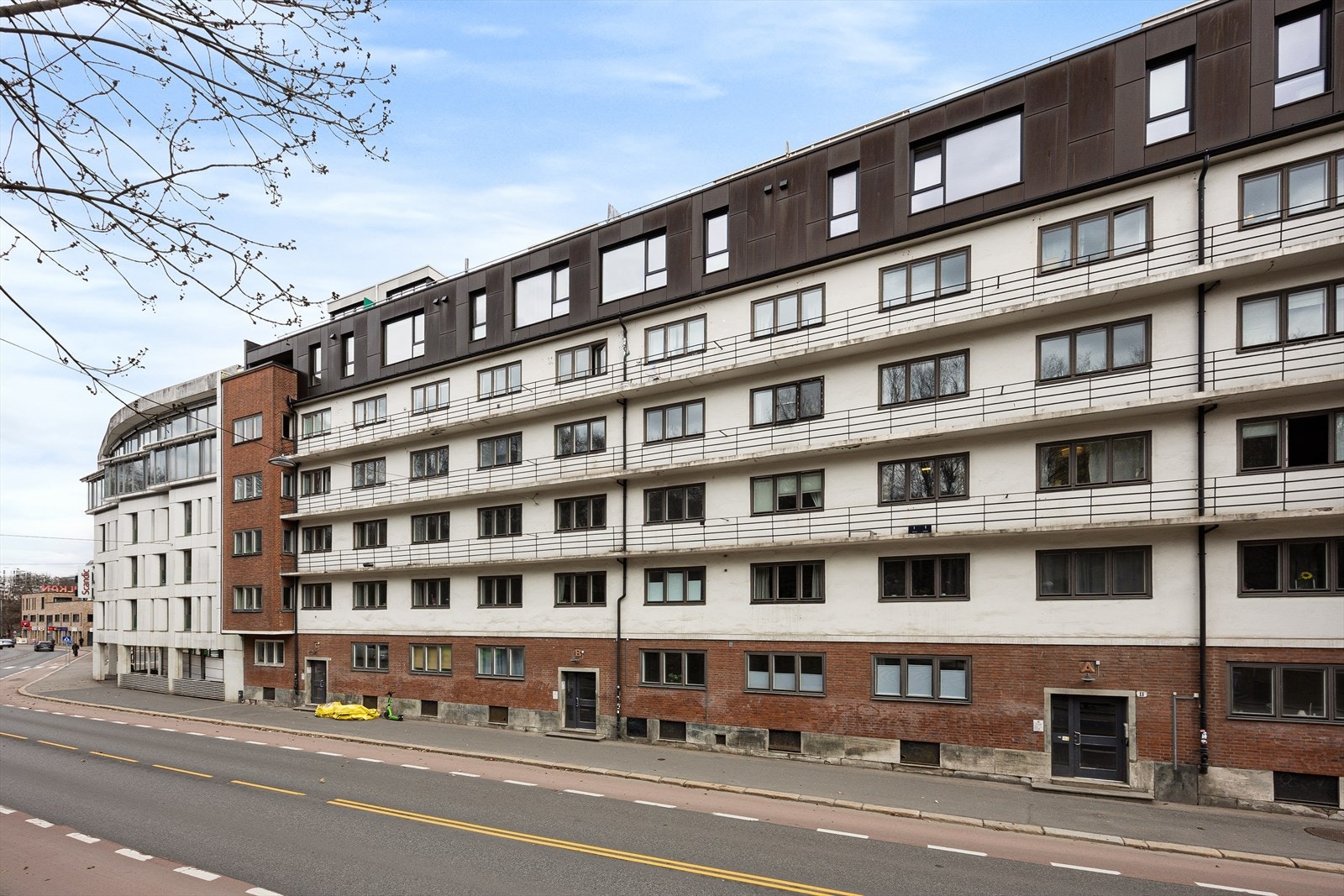 Klassisk bygård fra 1938 med en sentral beliggenhet ved Alexander Kiellands plass. Galleribilde