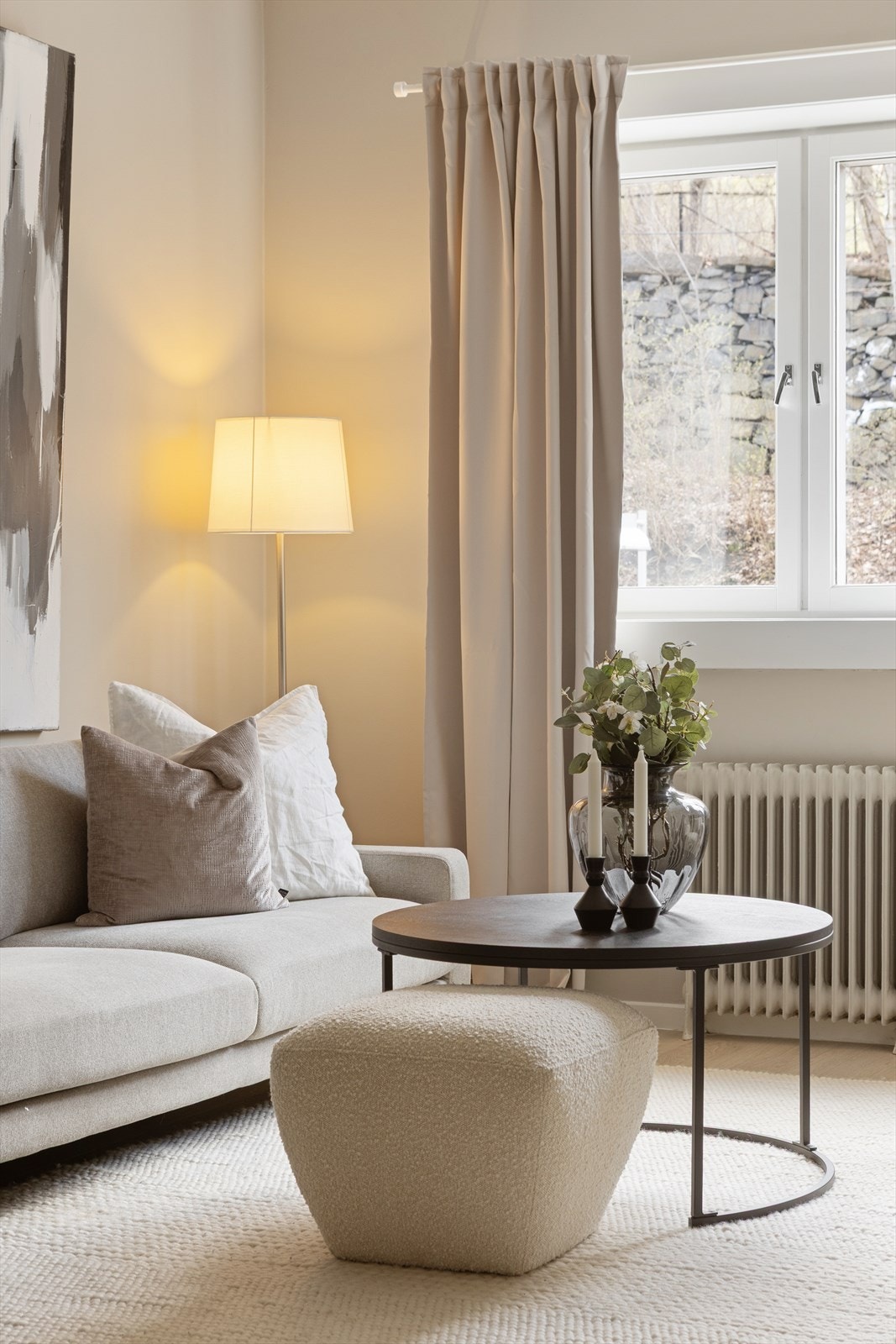 Vinduene har isolerglass og er lydisolerte mot gaten, noe som sikrer et rolig innemiljø. Galleribilde