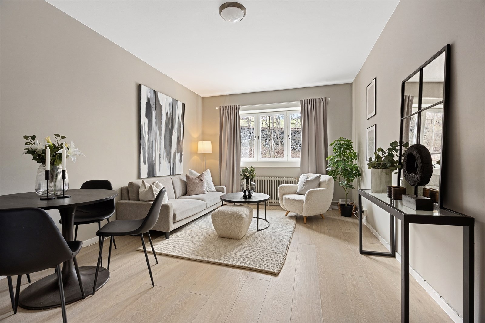 Romslig og lys stue med åpenkjøkkenløsning. Galleribilde
