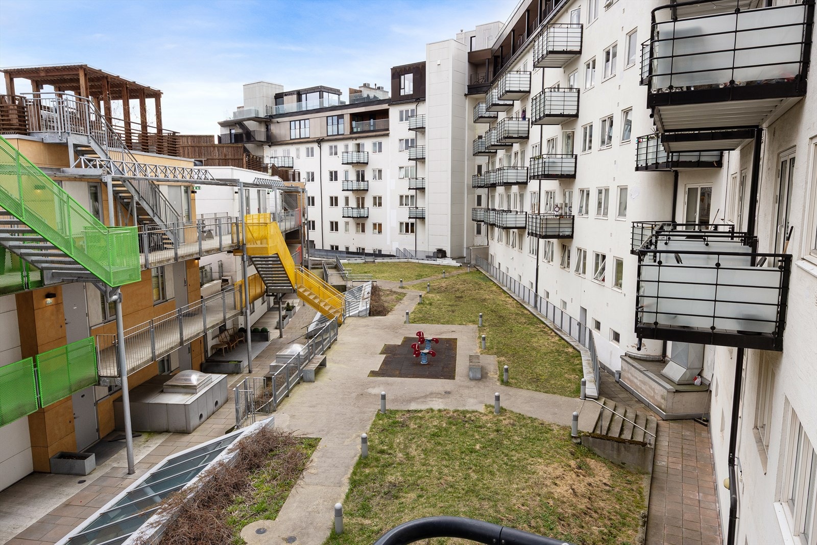 Balkongene vender inn mot et felles, skjermet gårdsrom. Galleribilde