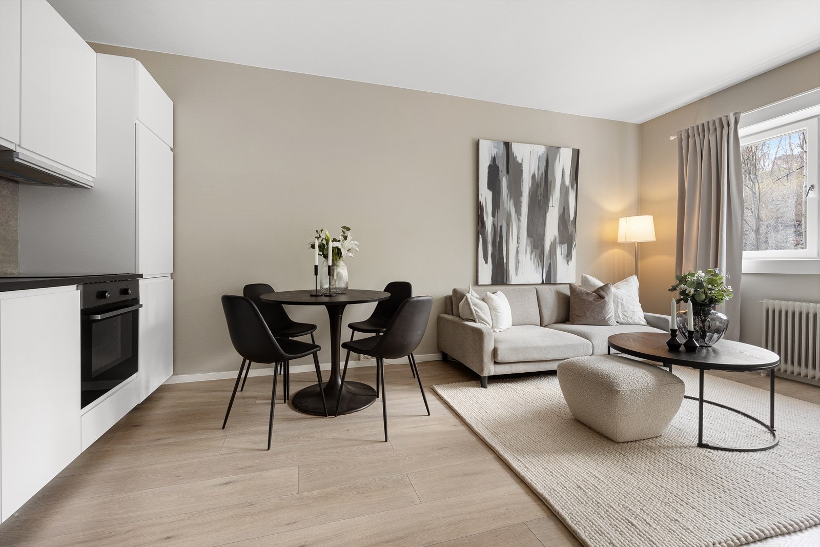 Rommet er enkelt å møblere med plass til både spisebord og en sofagruppe. Galleribilde