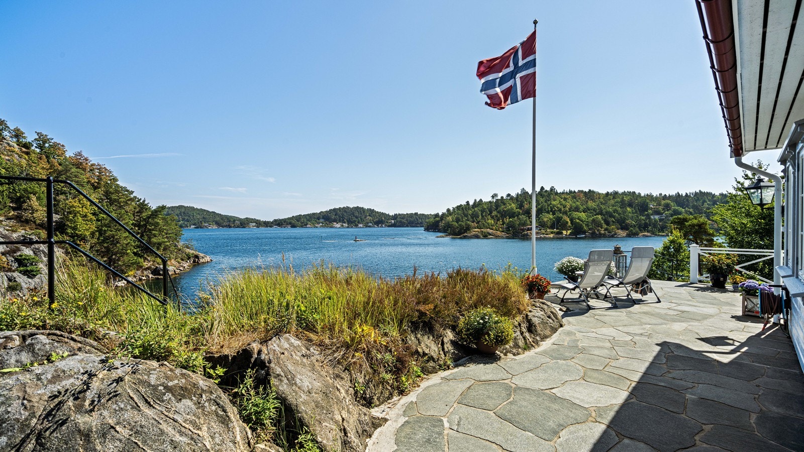 Fra uteområdene er det nydelig utsikt over fjorden mot Apalen og Øytangen. Galleribilde