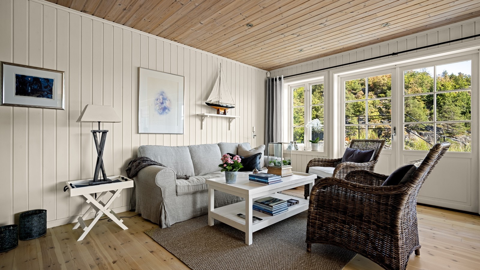 I stuen er det god plass til sofa, bord og tv med tilhørende møblement Galleribilde