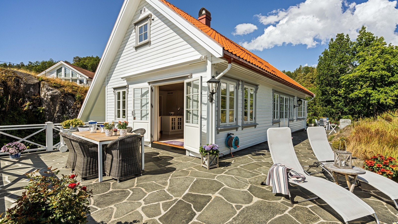 I oppholdsrommet er det adkomst til terrasse fra to doble terrassedører - dette knytter sammen ute- og innrerom. Galleribilde