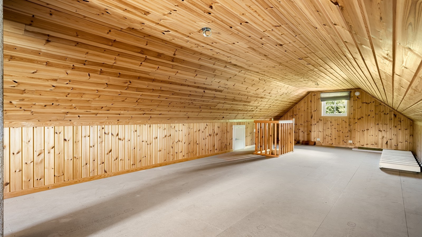 Fra gangen ved soverom og bad er det adkomst til praktisk loft Galleribilde