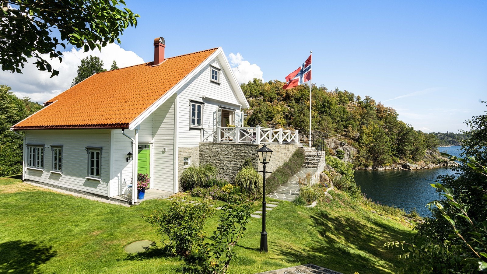 Nydelig fritidseiendom med fantastisk beliggenhet på Skottevik, helt i vannkanten Galleribilde