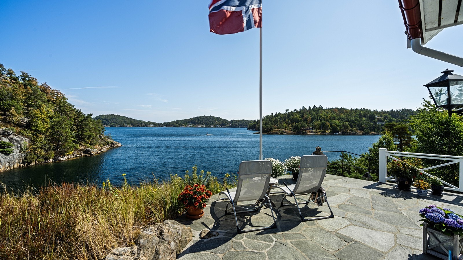 Fra hytten er det umiddelbar nærhet til fantastisk skjærgård og fine båtturer innaskjærs til eksempelvis Arendal og Tvedestrand Galleribilde