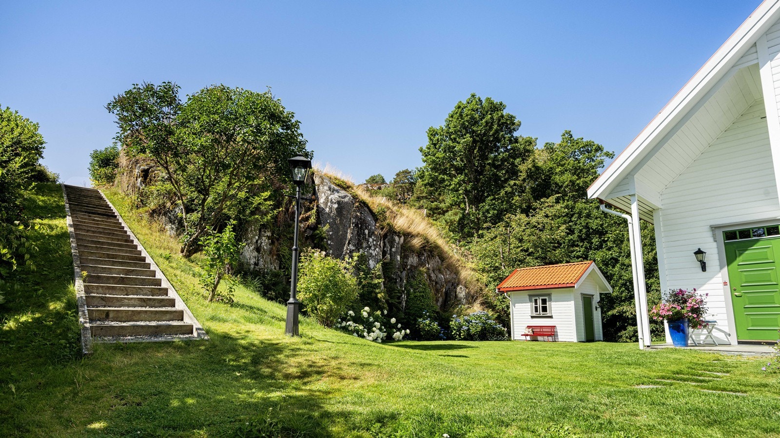 Tomten ligger fint i terrenget med naturen som skjerming Galleribilde