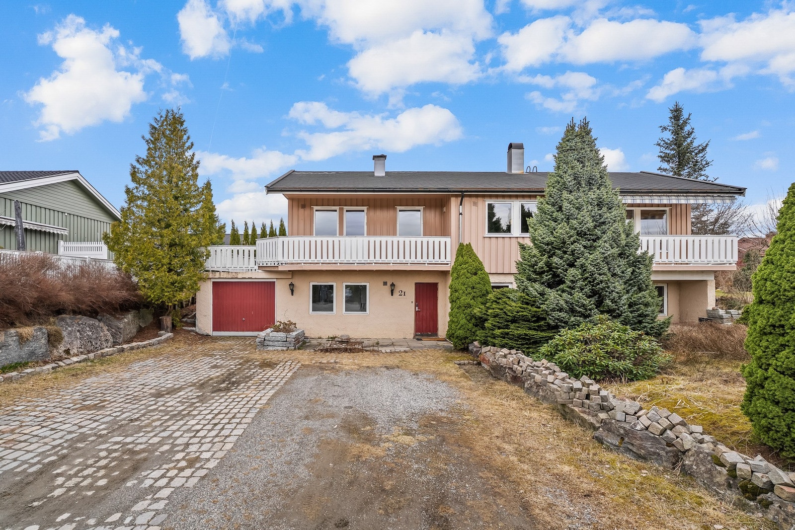 er bor du i fredelige omgivelser med kort vei til alt familien trenger i hverdagen, samtidig som det er gode kollektivforbindelser til både Oslo og Lillestrøm. Galleribilde