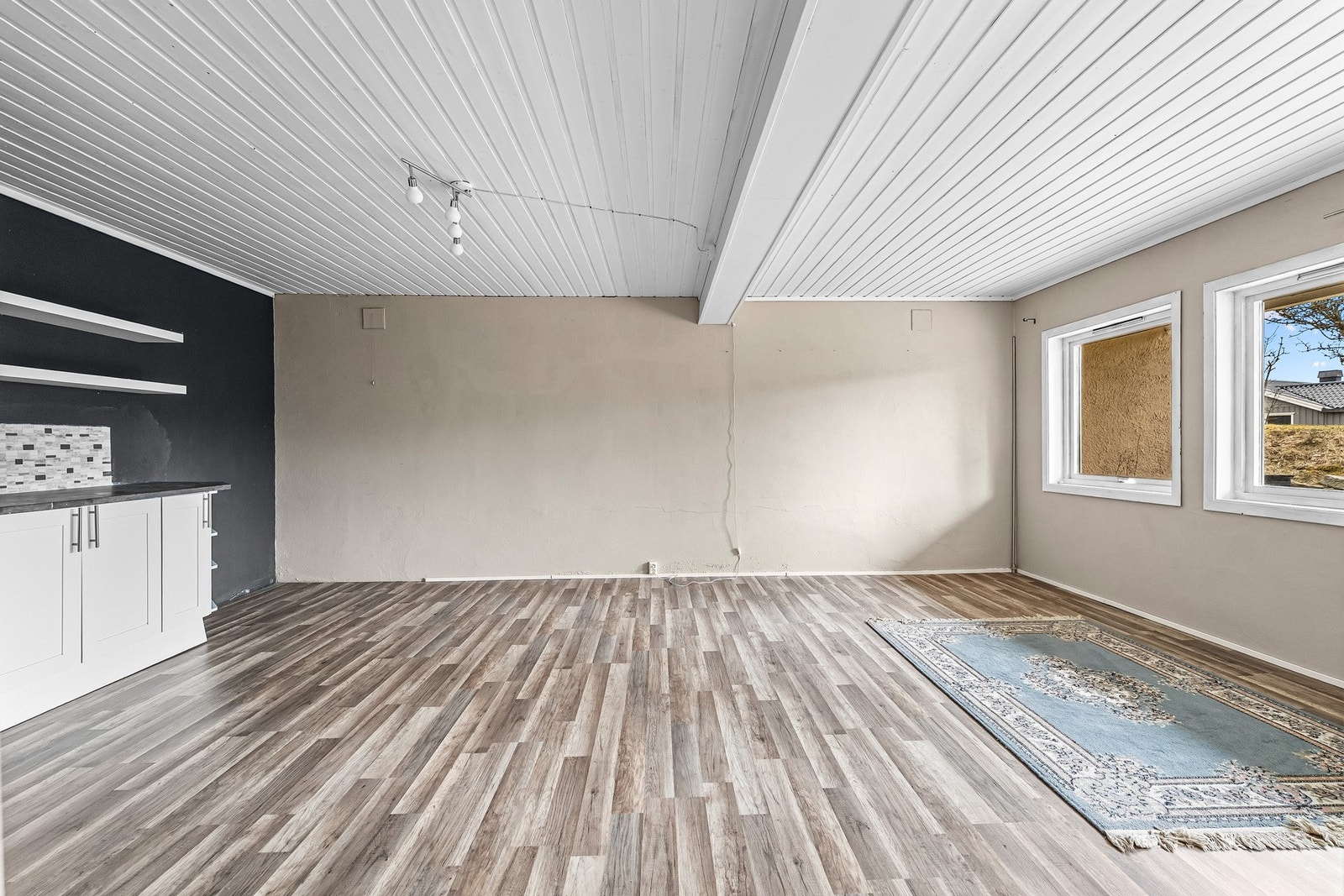 Rommet har malte veggflater, laminatgulv og store vindusflater. Det egner seg godt til bruk som lekerom, hobbyrom eller til annen sekundær bruk etter eget behov. Galleribilde