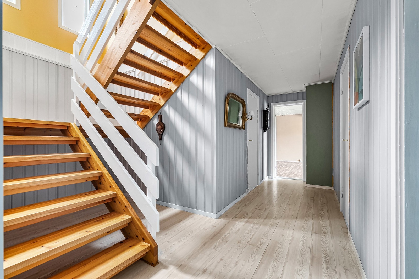 Trapperom og gang i sokkeletasje. Galleribilde