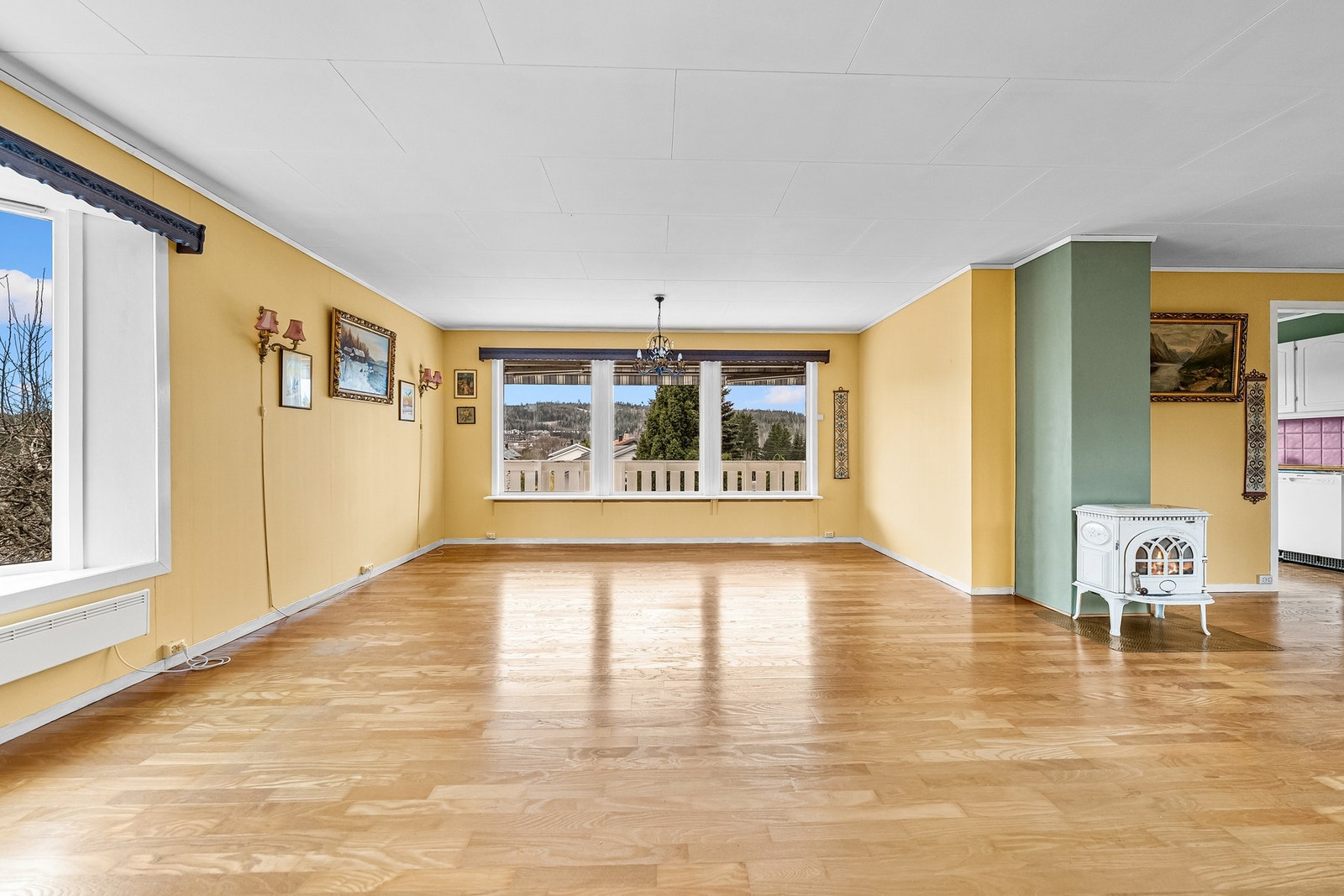 Store vindusflater i flere himmelretninger gir rikelig med naturlig lys og fint utsyn mot hagen. Stuen har god plass til sofagruppe og øvrig møblement. Galleribilde