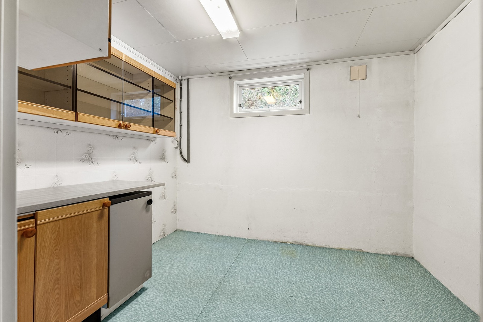 Boligen har gode oppbevaringsmuligheter med innvendig bod i sokkeletasjen samt garderobeskap på to av soverommene. Galleribilde