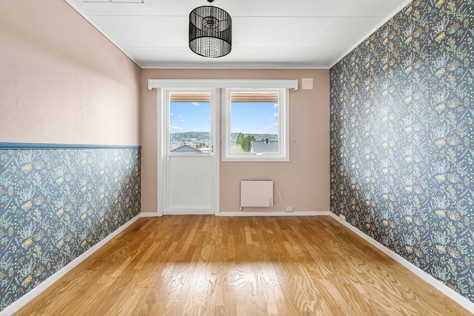 Store vindusflater og terrassedør gir godt lysinnslipp. Galleribilde
