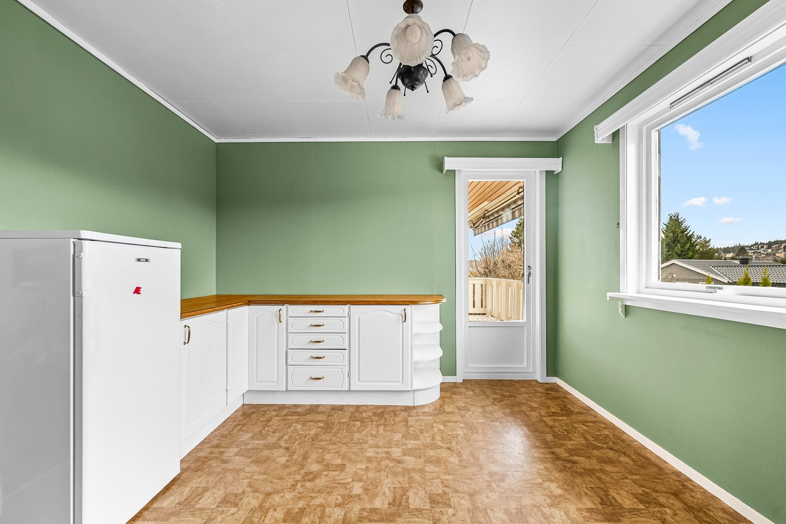 Av hvitevarer medfølger frittstående stekeovn, oppvaskmaskin og et mindre kjøleskap. Galleribilde