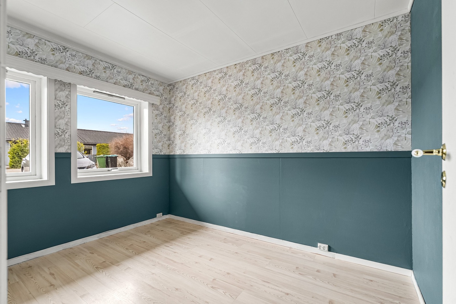 Soverom 3 er romslig, med malte vegger kombinert med tapet og laminatgulv. Galleribilde