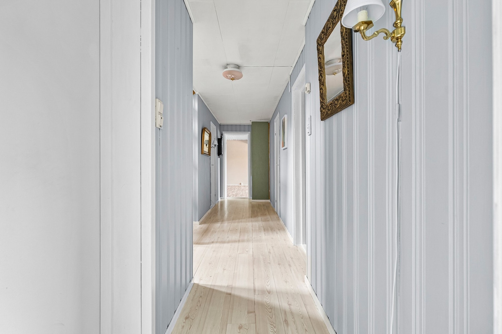 Gang i sokkeletasje. Galleribilde