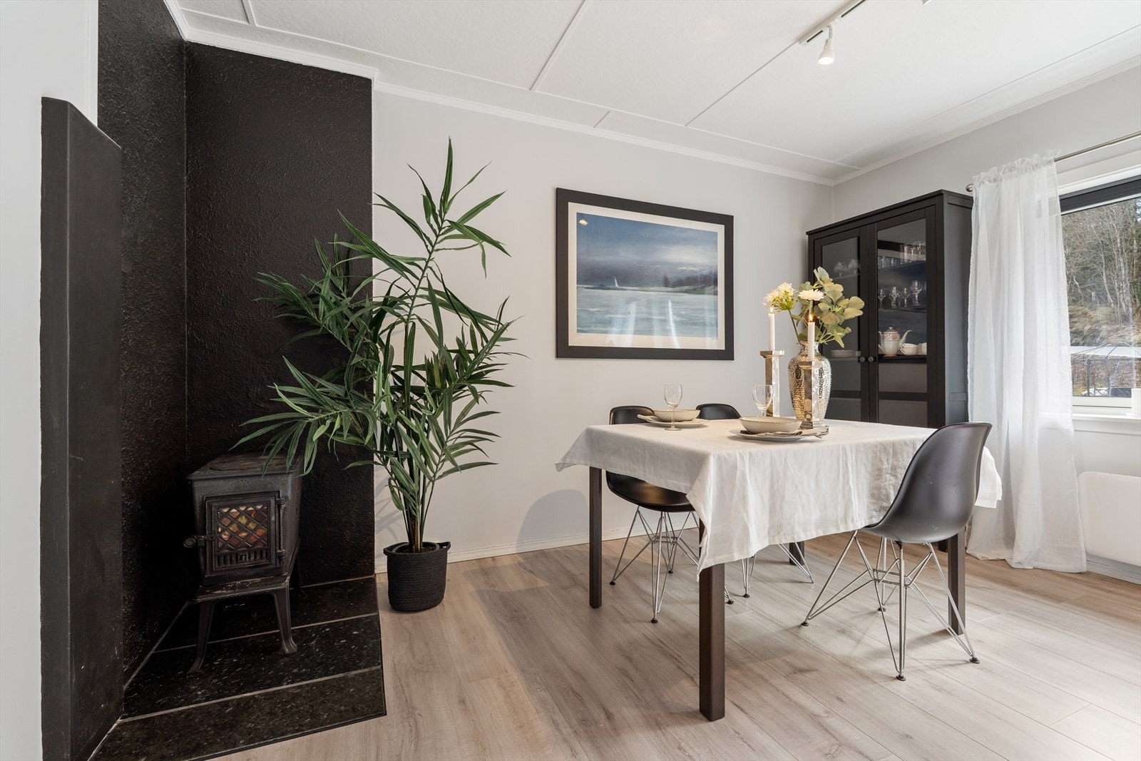Spisestuen er plassert i tilknytning til vedovnen, med gjennomgående laminatgulv. Velkommen hjem til en lekker, innflyttingsklar leilighet! Galleribilde