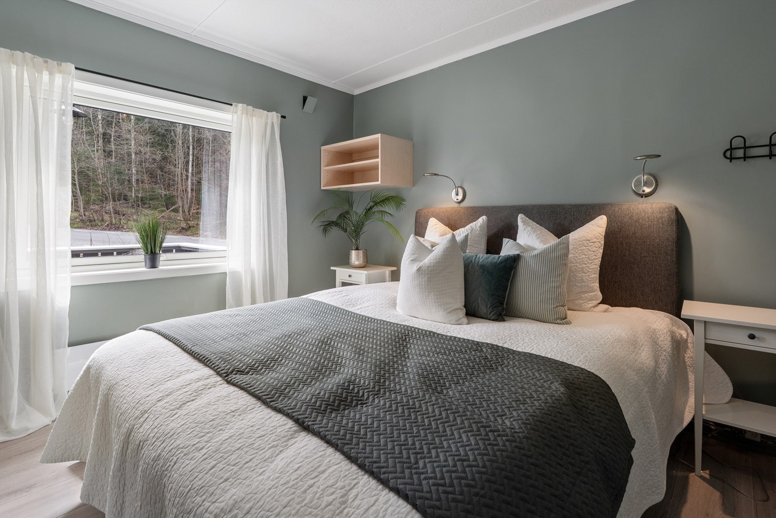 Hovedsoverommet har god plass til dobbeltseng og vender mot rolige omgivelser. Galleribilde