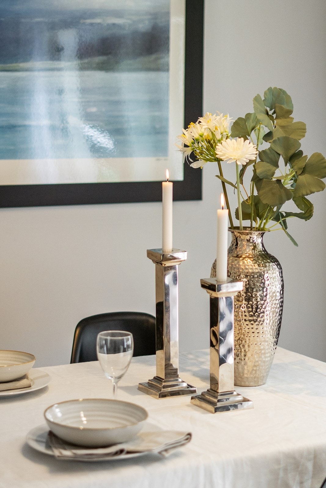 Stuen har god plass til en hyggelig spiseplass for familie og venner. Flytt rett inn og inviter til fest! Galleribilde