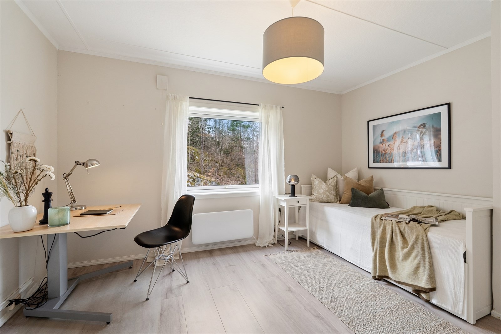 Det andre soverommet er fleksibelt og kan innredes som barnerom, gjesterom eller kontor etter behov. Gulv og overflatebehandling fra 2020 Galleribilde