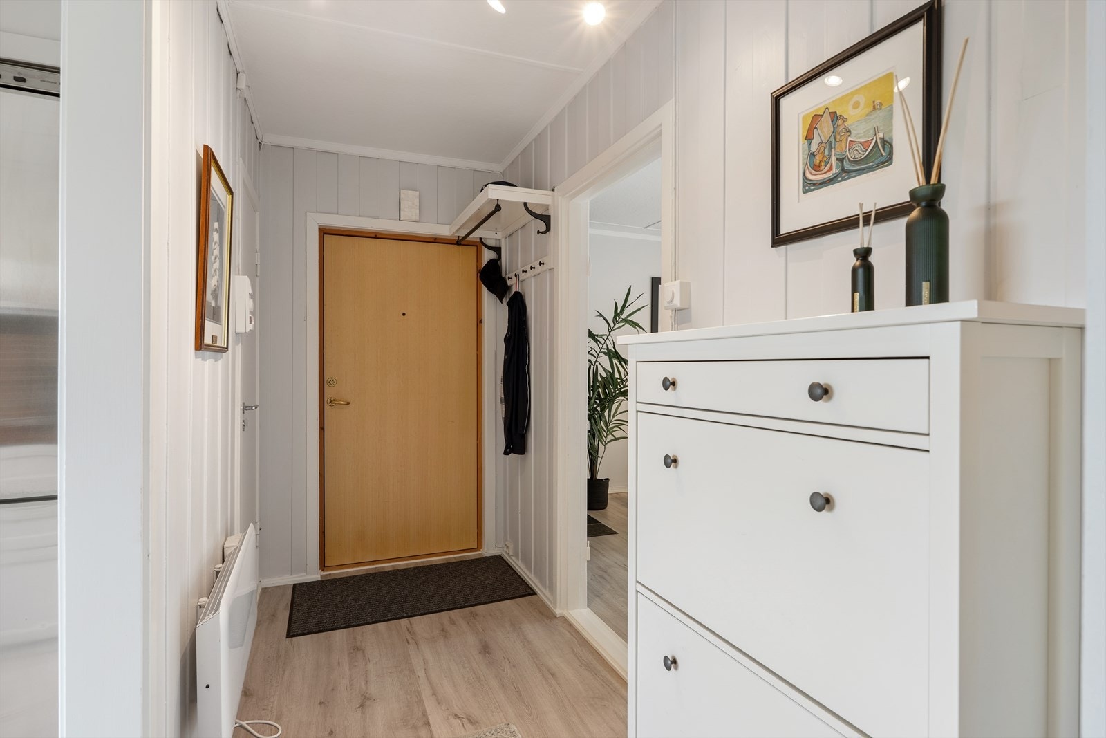 Velkommen hjem til en sjeldent godt vedlikeholdt leilighet - her er det innflyttingsklart og lekkert! Entréen har plass til yttertøy og sko. Galleribilde