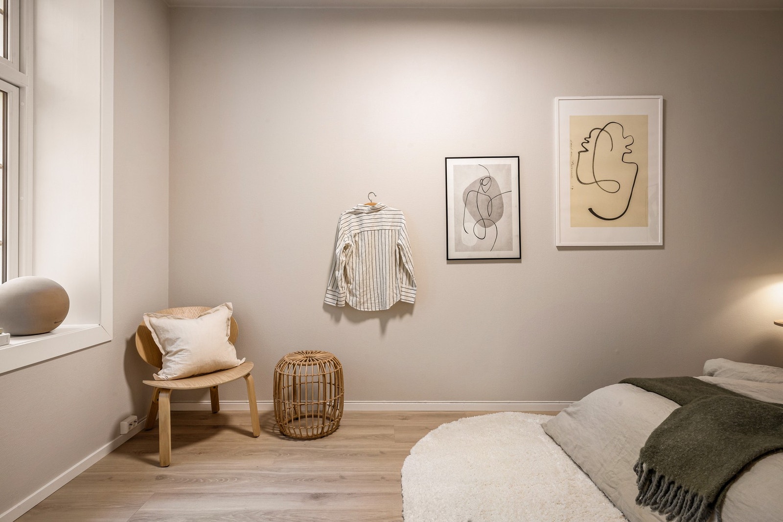 Plass til stor seng og garderober Galleribilde