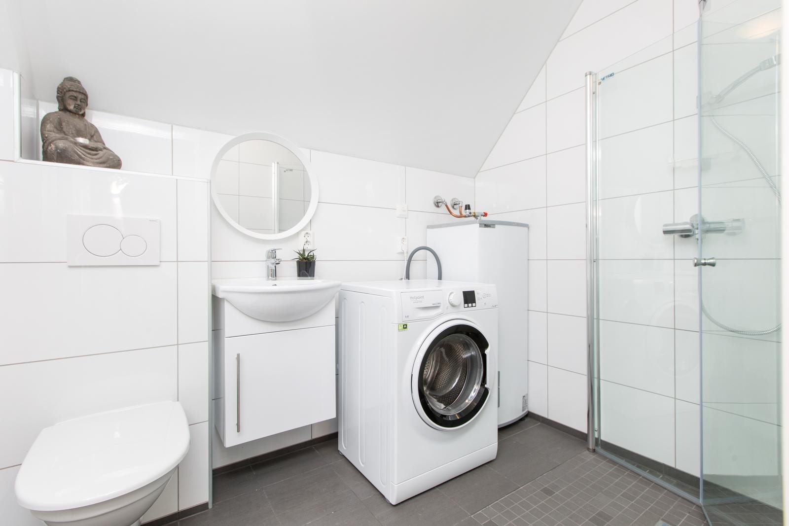 Leiligheten har et delikat bad med dusjhjørne, vegghengt wc, og opplegg for vaskemaskin. Galleribilde