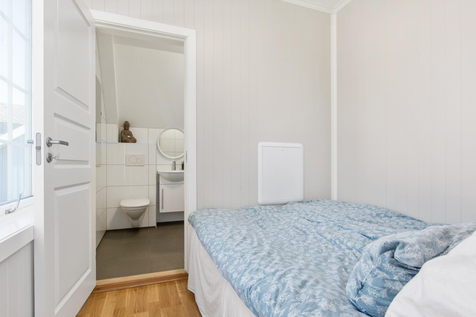 Soverom/alkove - med direkte adkomst til badet. Galleribilde