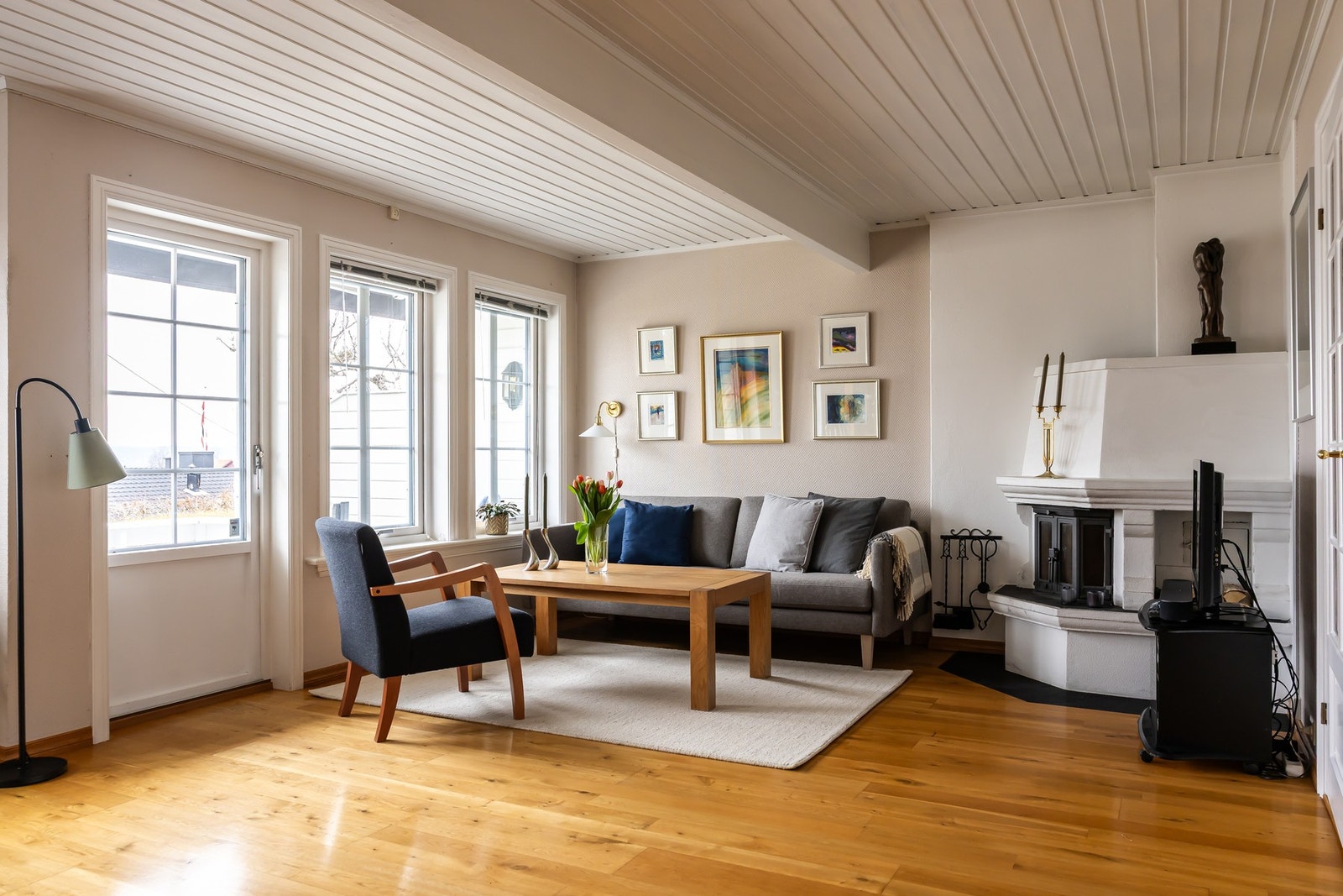 Direkte utgang til terrasse, noe som gir en fin sammenheng mellom inne- og utearealer. Galleribilde
