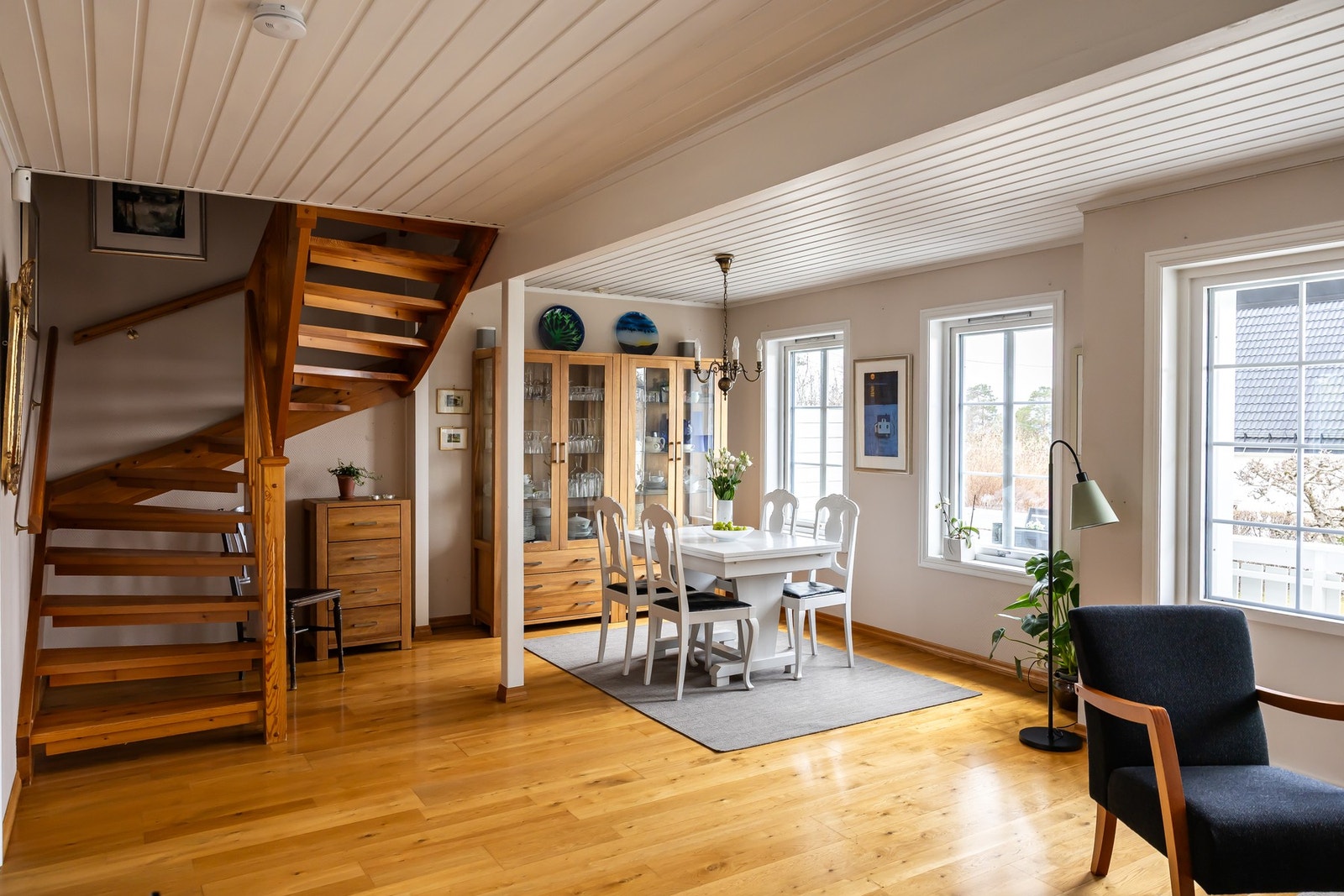Stuen er et romslig oppholdsrom med gode lysforhold fra store vindusflater. Galleribilde