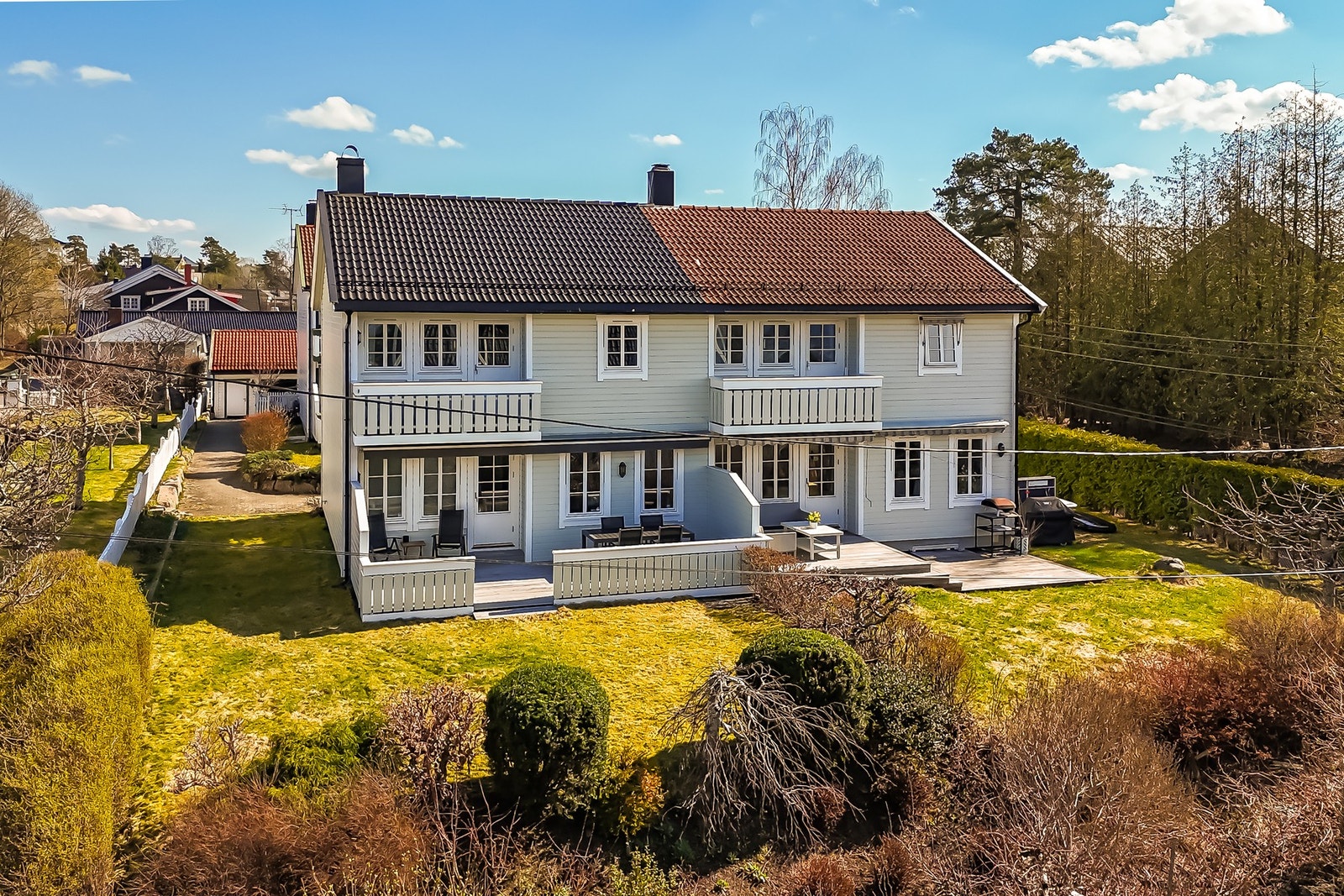 Skogholtveien 17E er en innbydende og familievennlig bolig over to plan i attraktivt område på Bekkelagshøgda. Galleribilde