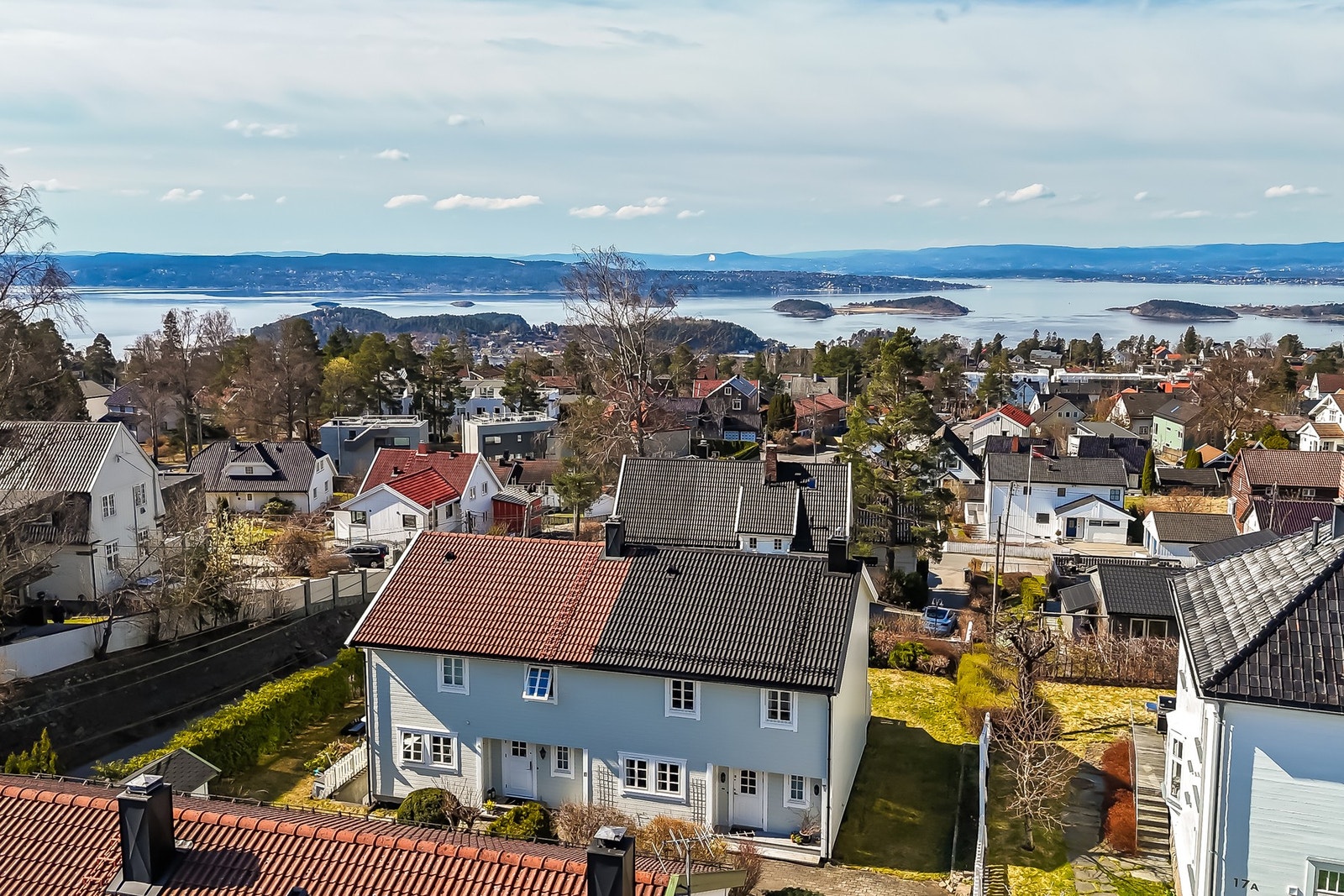 Boligen ligger høyt og luftig med flott utsikt mot fjorden og sol til sent på kvelden i sommerhalvåret. Galleribilde