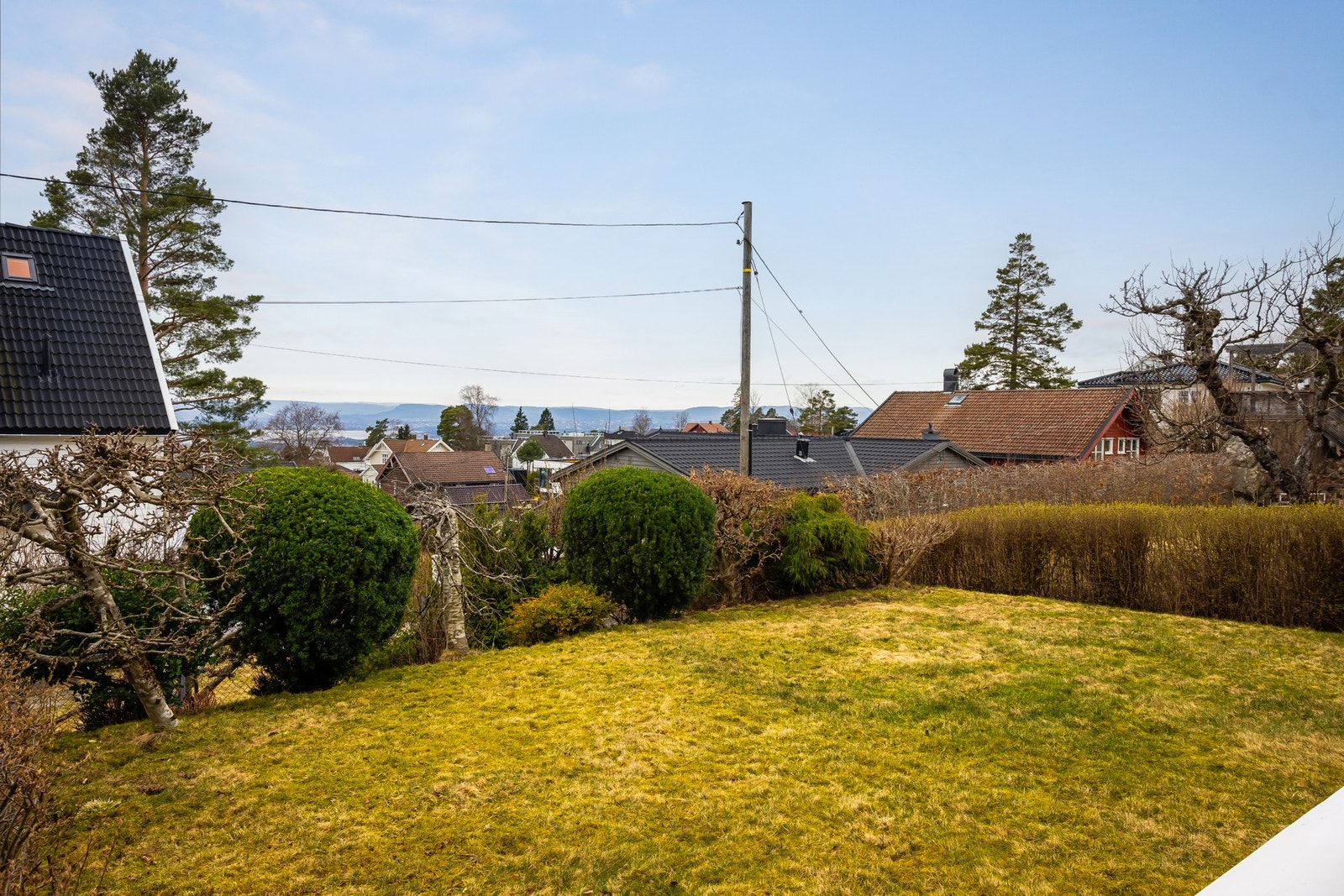 Barnevennlig uteområde med gressplen og plass til trampoline. Galleribilde